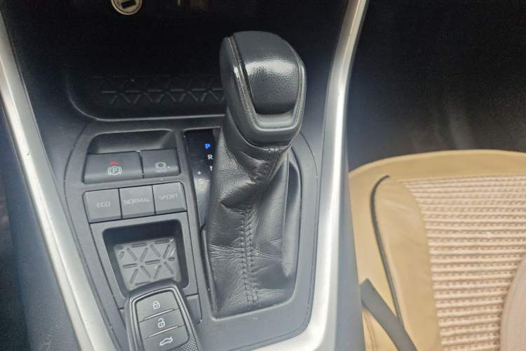 Used Toyota Wildlander 2020 Dual-Engine 2.5L E-CVT Two-Wheel Drive Luxury Edition Gear Lever