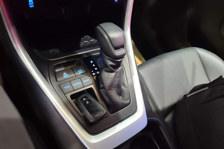 Used Toyota Wildlander 2020 2.0L CVT Two-Wheel Drive Luxury Edition Gear Lever