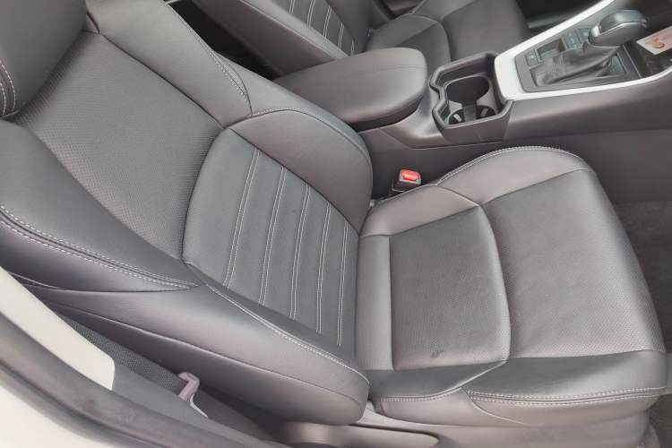 Used Toyota Wildlander 2020 Dual-Engine 2.5L E-CVT Two-Wheel Drive Prestige Edition Interior 11