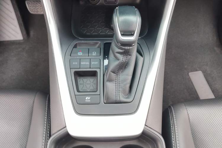 Used Toyota Wildlander 2020 Dual-Engine 2.5L E-CVT Two-Wheel Drive Prestige Edition Interior 6