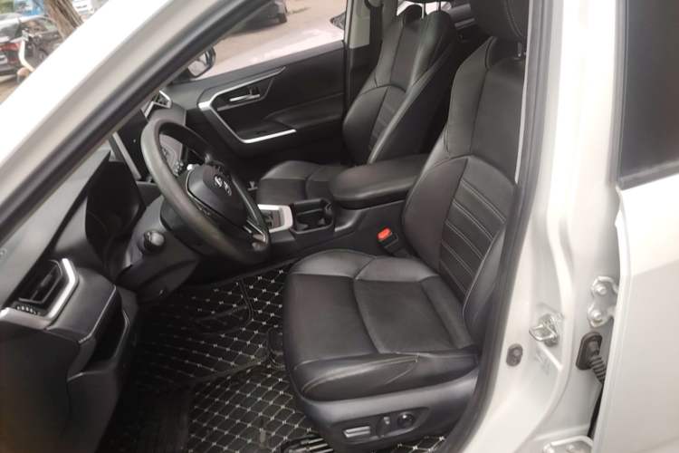 Used Toyota Wildlander 2020 2.0L CVT Two-Wheel Drive Luxury Edition Left Front Seat