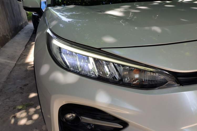 Used Toyota Wildlander 2020 2.0L CVT Two-Wheel Drive Luxury Edition Right Front Headlight