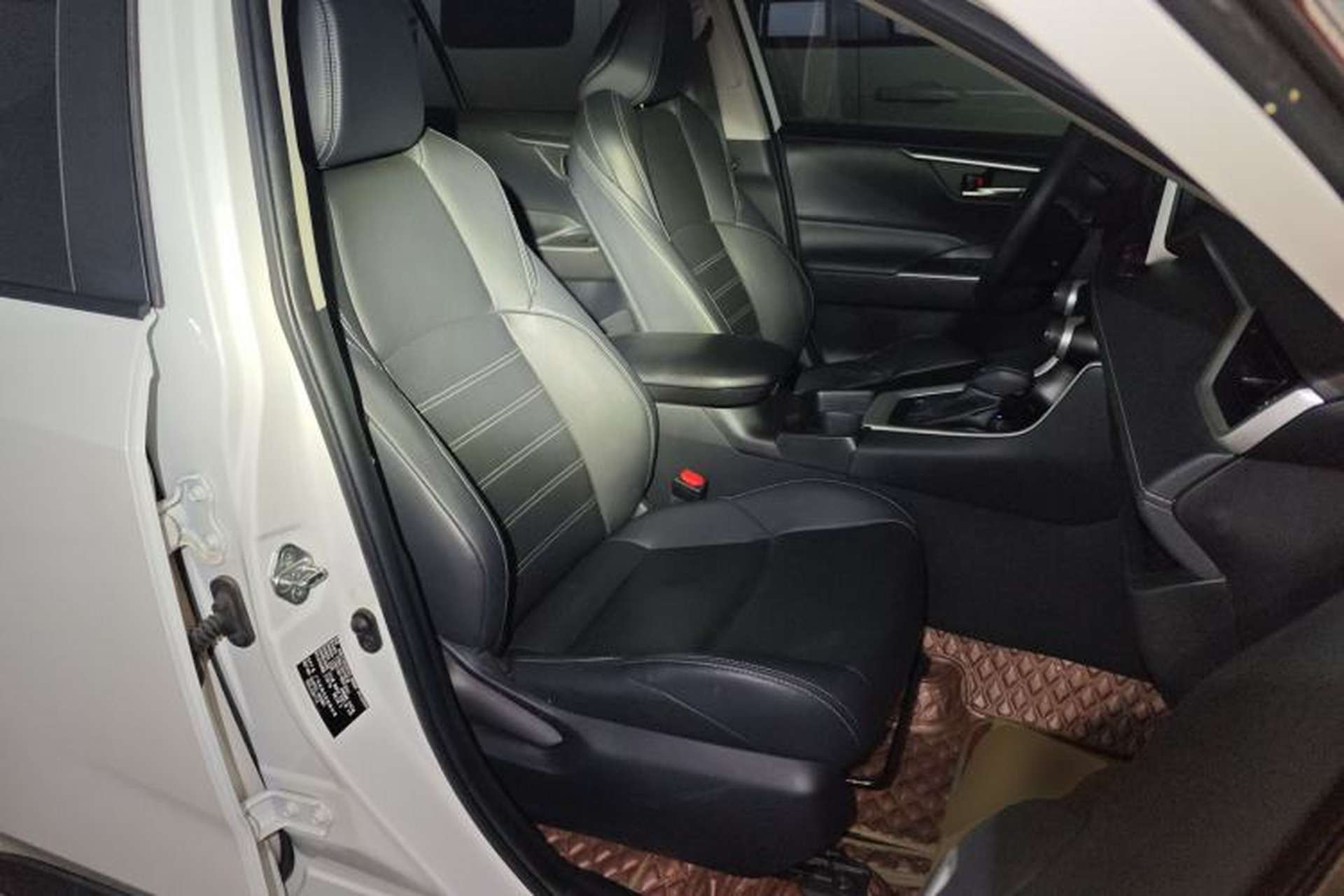 Used Toyota Wildlander 2020 Dual-Engine 2.5L E-CVT Two-Wheel Drive Luxury Edition Right Front Seat