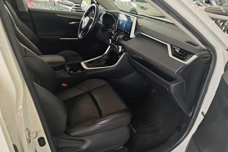 Used Toyota Wildlander 2020 2.0L CVT 4x4 Luxury Edition Right Front Seat