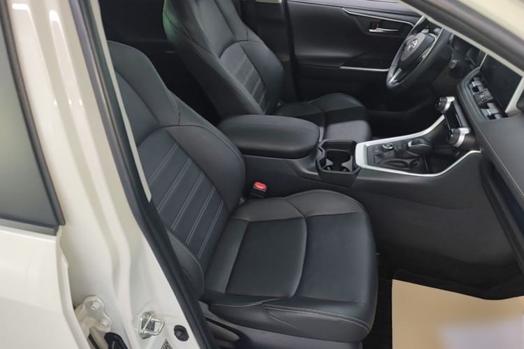 Used Toyota Wildlander 2020 2.0L CVT Four-Wheel Drive Premium Edition Right Front Seat