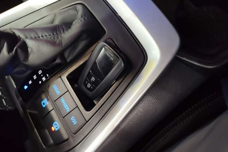 Used Toyota Wildlander 2020 2.0L CVT Two-Wheel Drive Luxury Edition Vehicle Key