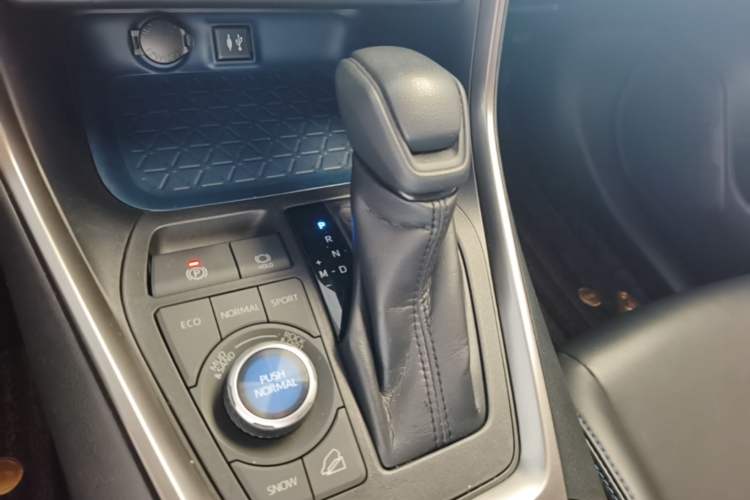 Used Toyota Wildlander 2020 2.0L CVT 4x4 Tech Edition Gear Lever