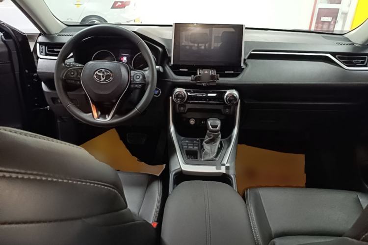 Used Toyota Wildlander 2021 2.0L CVT 4x4 Luxury Edition Center Console