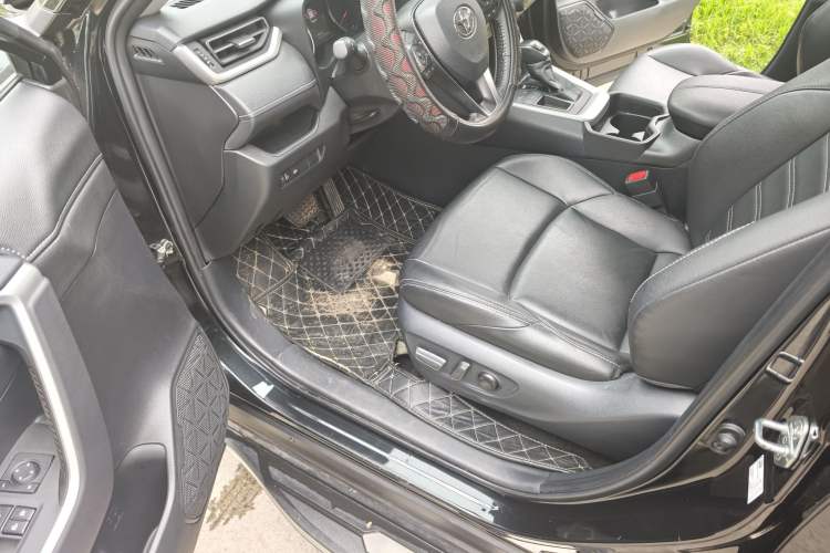 Used Toyota Wildlander 2021 2.0L CVT Two-Wheel Drive Luxury Edition Driver Seat