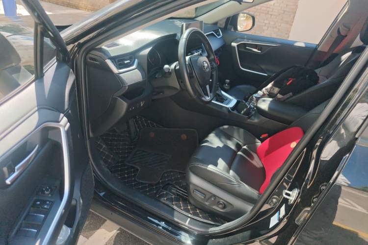 Used Toyota Wildlander 2021 2.0L CVT 4x4 Luxury Edition Driver Seat