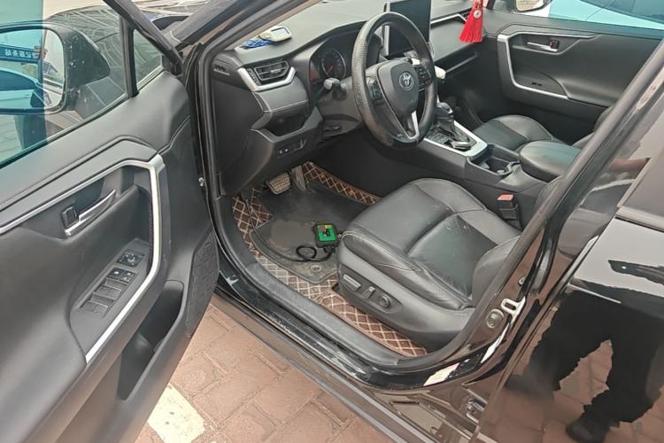 Used Toyota Wildlander 2021 2.0L CVT 4x4 Luxury Edition Driver Seat
