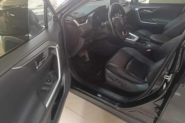 Used Toyota Wildlander 2021 2.0L CVT Two-Wheel Drive Luxury Edition Driver Seat