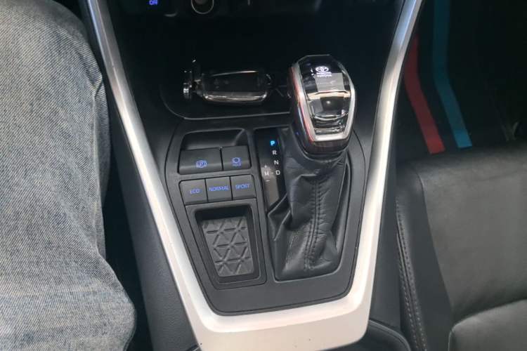Used Toyota Wildlander 2021 2.0L CVT Two-Wheel Drive Luxury Edition Gear Lever