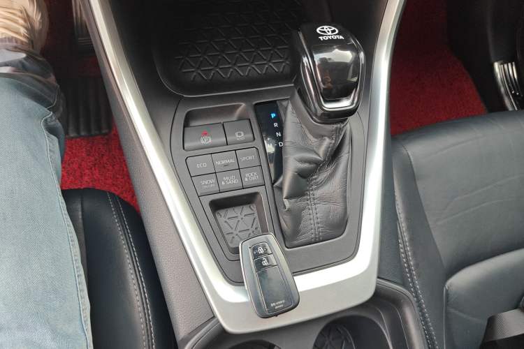 Used Toyota Wildlander 2021 2.0L CVT 4x4 Luxury Edition Gear Lever
