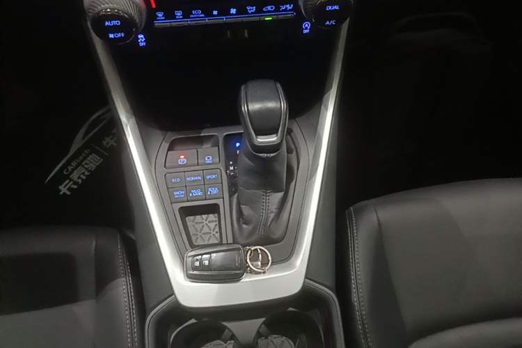 Used Toyota Wildlander 2021 2.0L CVT 4x4 Luxury Edition Gear Lever