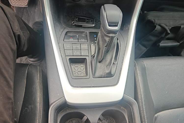 Used Toyota Wildlander 2021 2.0L CVT 4x4 Luxury Edition Gear Lever