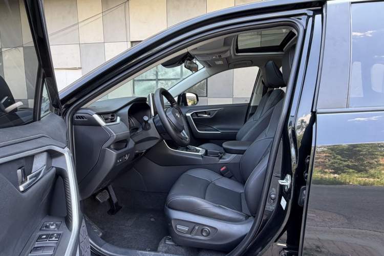 Used Toyota Wildlander 2021 2.0L CVT Two-Wheel Drive Luxury Edition Interior 2