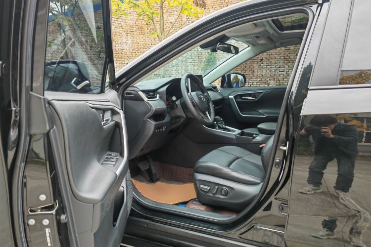 Used Toyota Wildlander 2021 2.0L CVT 4x4 Luxury Edition Interior 3