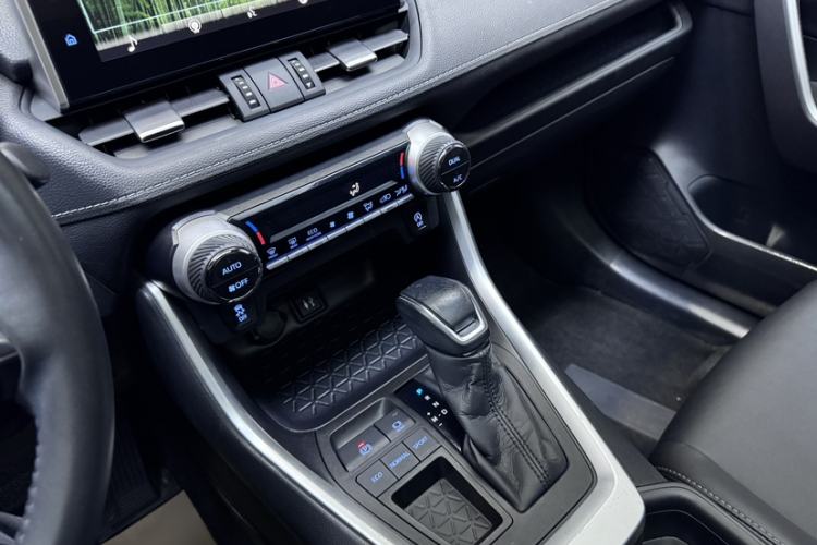 Used Toyota Wildlander 2021 2.0L CVT Two-Wheel Drive Luxury Edition Interior 3