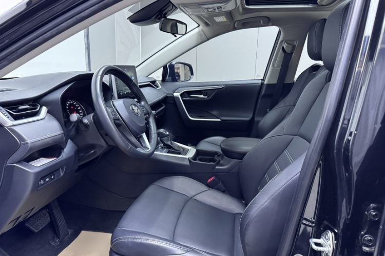 Used Toyota Wildlander 2021 2.0L CVT Two-Wheel Drive Luxury Edition Interior 4