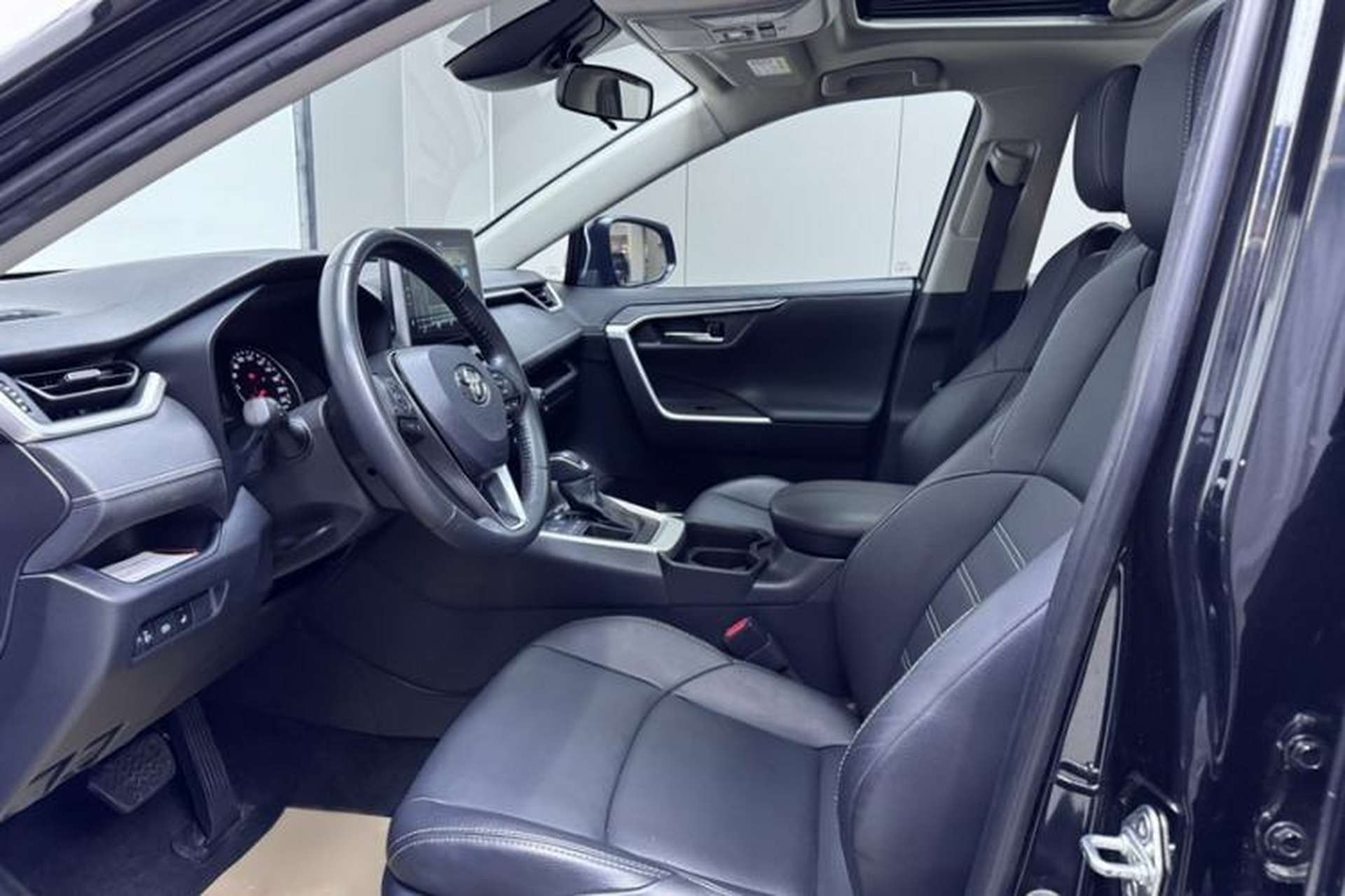 Used Toyota Wildlander 2021 2.0L CVT Two-Wheel Drive Luxury Edition Interior 4