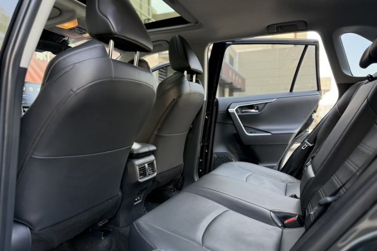 Used Toyota Wildlander 2021 2.0L CVT Two-Wheel Drive Luxury Edition Interior 4