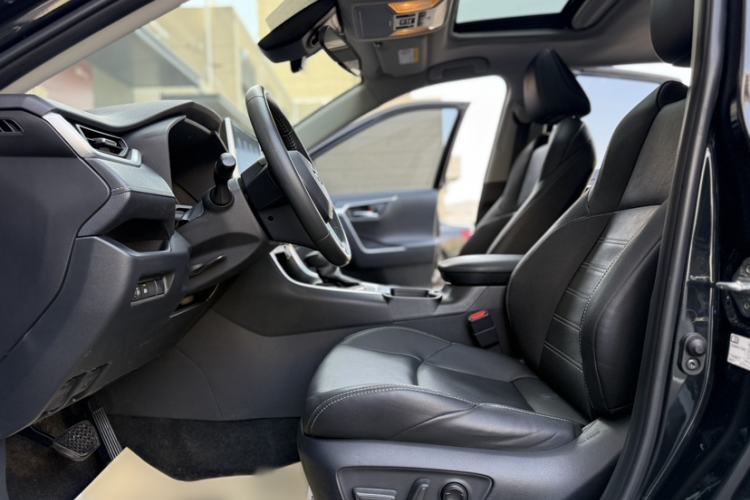 Used Toyota Wildlander 2021 2.0L CVT Two-Wheel Drive Luxury Edition Interior 5