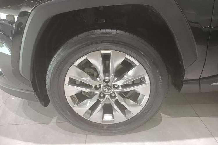 Used Toyota Wildlander 2021 2.0L CVT 4x4 Luxury Edition Left Front Wheel Hub