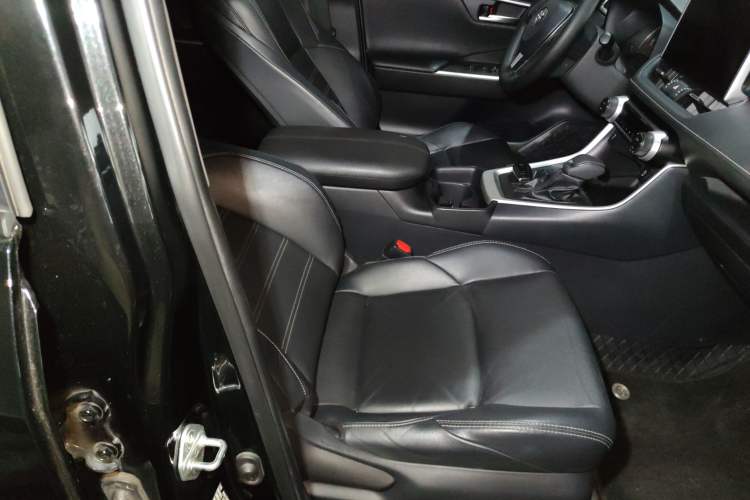 Used Toyota Wildlander 2021 2.0L CVT Two-Wheel Drive Luxury Edition Right Front Seat