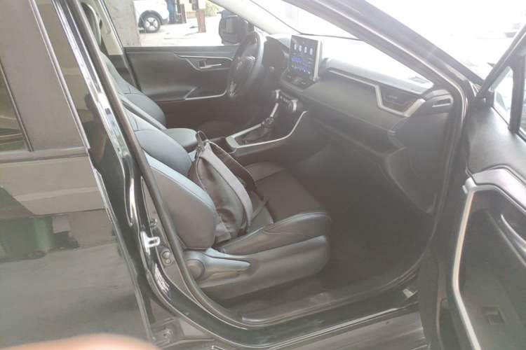 Used Toyota Wildlander 2021 2.0L CVT Two-Wheel Drive Luxury Edition Right Front Seat