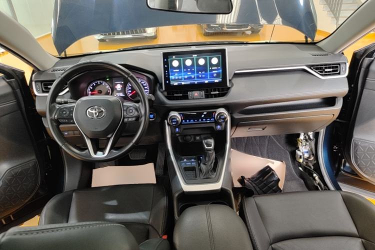 Used Toyota Wildlander 2021 2.0L CVT Two-Wheel Drive Luxury Edition Center Console