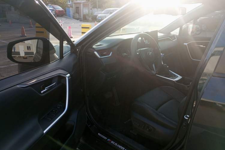 Used Toyota Wildlander 2021 Dual-Engine 2.5L E-CVT Two-Wheel Drive Luxury Edition Driver Seat