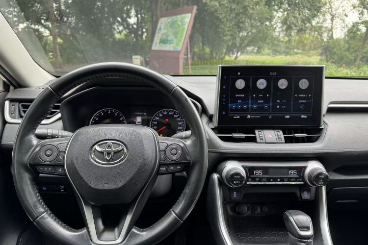Used Toyota Wildlander 2021 2.0L CVT Two-Wheel Drive Luxury Edition Interior 8