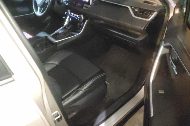 Used Toyota Wildlander 2021 2.0L CVT Two-Wheel Drive Luxury Edition Right Front Seat