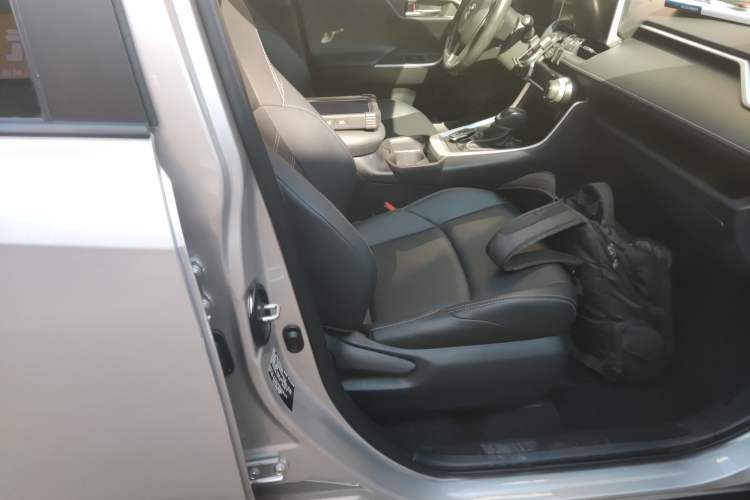 Used Toyota Wildlander 2021 2.0L CVT 4x4 Luxury Edition Right Front Seat