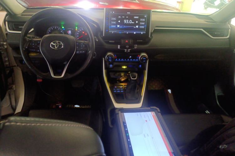 Used Toyota Wildlander 2021 2.0L CVT 4x4 Luxury Edition Center Console