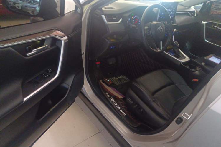 Used Toyota Wildlander 2021 2.0L CVT 4x4 Luxury Edition Driver Seat