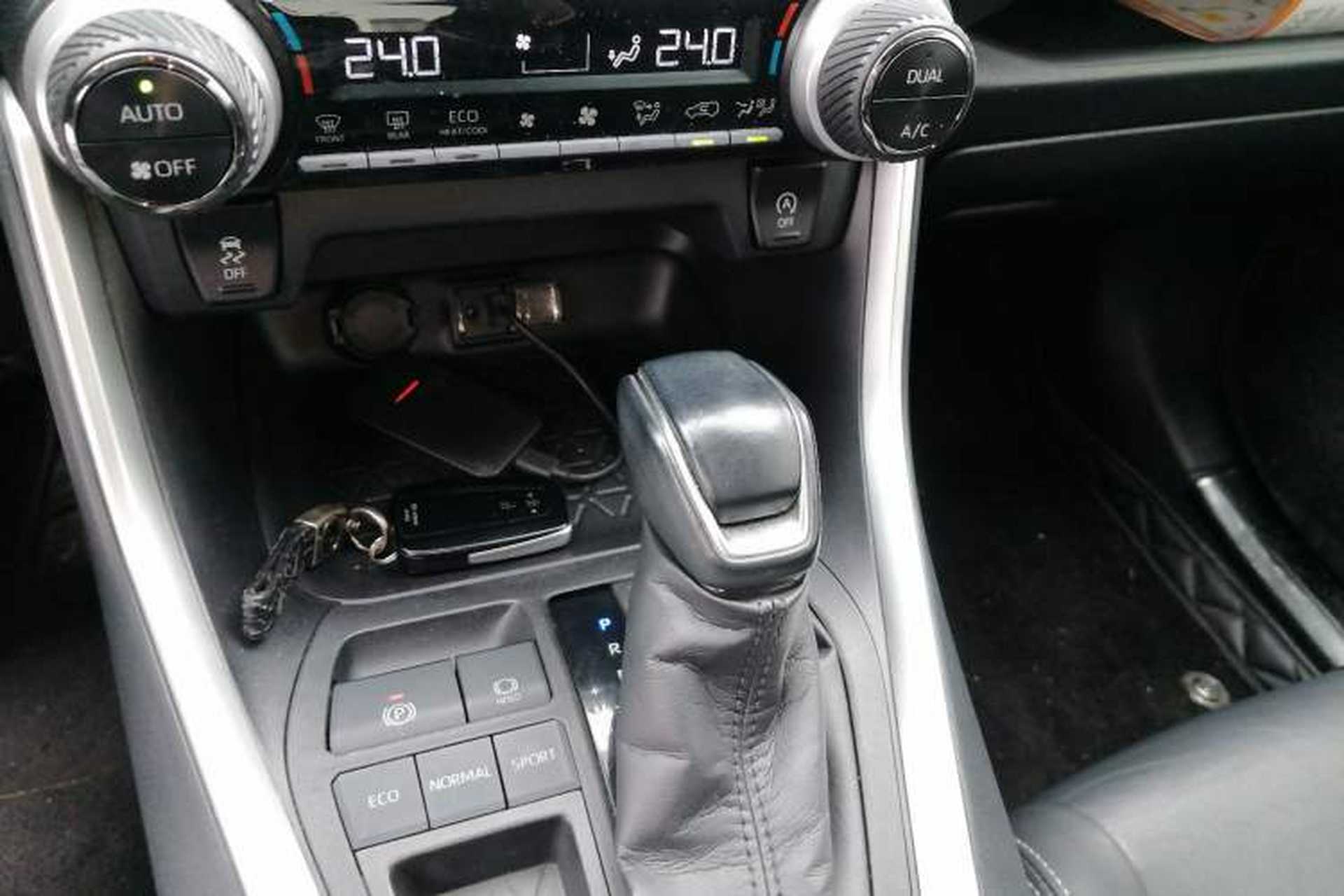 Used Toyota Wildlander 2021 2.0L CVT Two-Wheel Drive Luxury Edition Gear Lever
