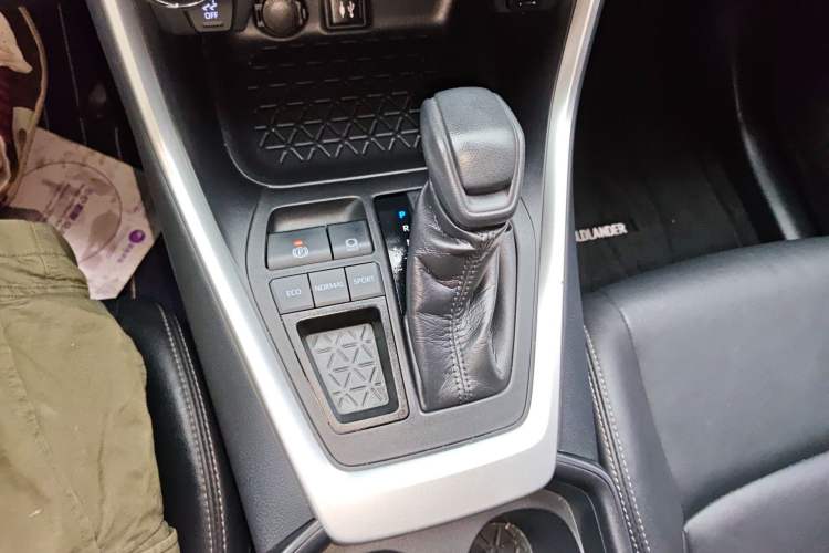 Used Toyota Wildlander 2021 2.0L CVT Two-Wheel Drive Luxury Edition Gear Lever