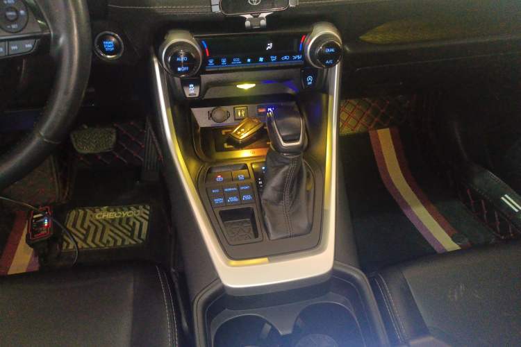 Used Toyota Wildlander 2021 2.0L CVT 4x4 Luxury Edition Gear Lever