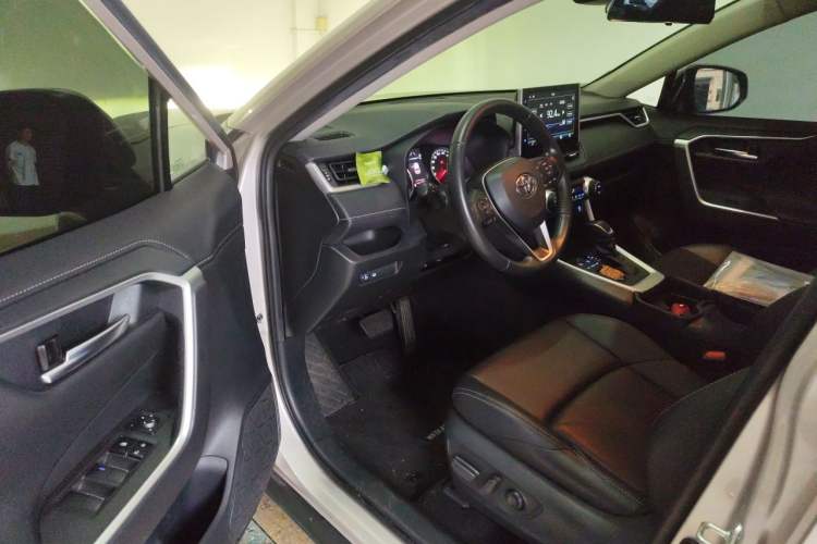 Used Toyota Wildlander 2021 2.0L CVT Two-Wheel Drive Luxury Edition Interior 3