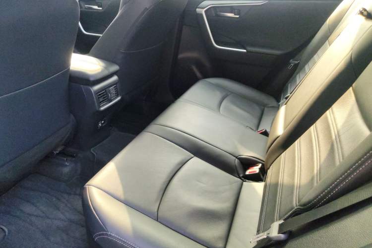 Used Toyota Wildlander 2021 Dual-Motor 2.5L E-CVT Four-Wheel Drive Luxury Edition Left Rear Seat