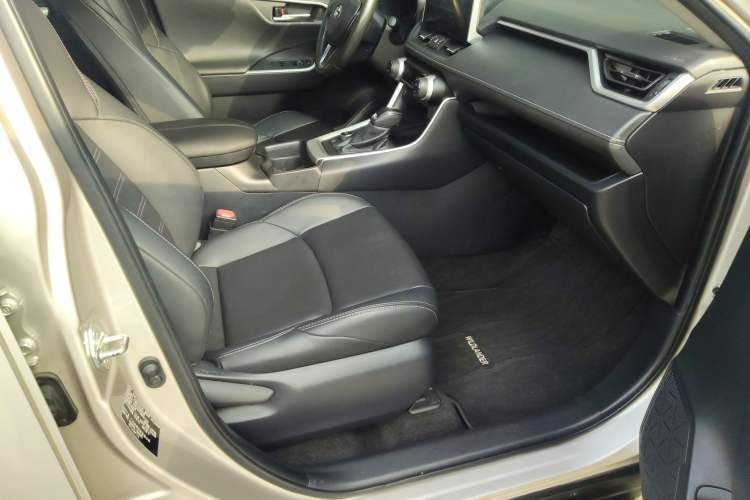 Used Toyota Wildlander 2021 Dual-Motor 2.5L E-CVT Four-Wheel Drive Luxury Edition Right Front Seat