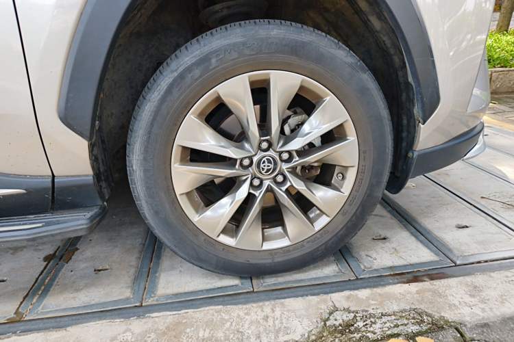 Used Toyota Wildlander 2021 2.0L CVT 4x4 Luxury Edition Right Front Wheel Hub