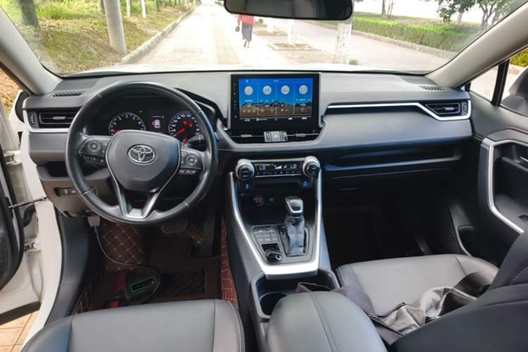 Used Toyota Wildlander 2021 2.0L CVT 4x4 Luxury Edition Center Console