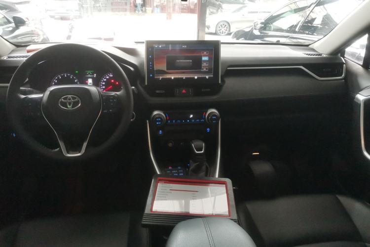 Used Toyota Wildlander 2021 2.0L CVT 4x4 Luxury Edition Center Console