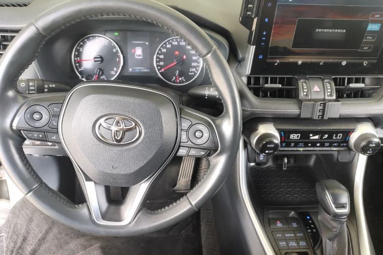 Used Toyota Wildlander 2021 2.0L CVT 4x4 Luxury Edition Center Console