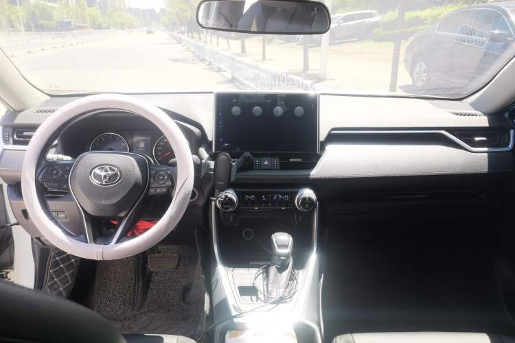 Used Toyota Wildlander 2021 2.0L CVT 4x4 Luxury Edition Center Console