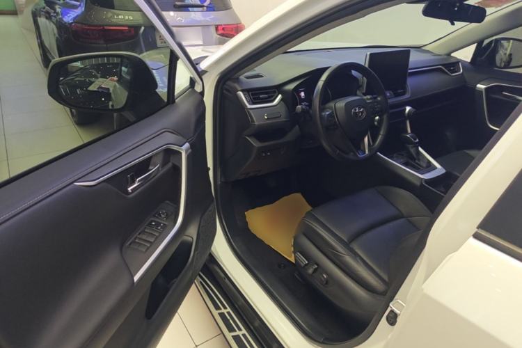 Used Toyota Wildlander 2021 2.0L CVT Two-Wheel Drive Luxury Edition Driver Seat