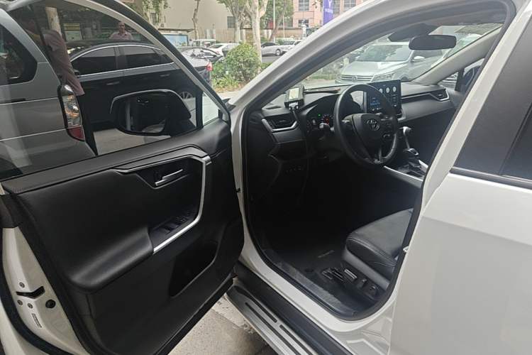 Used Toyota Wildlander 2021 2.0L CVT Two-Wheel Drive Luxury Edition Driver Seat